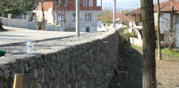 Sokaklar İstinat Duvarlarıyla Sağlamlaştırılıyor
