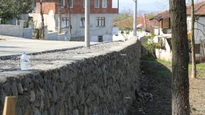Sokaklar İstinat Duvarlarıyla Sağlamlaştırılıyor