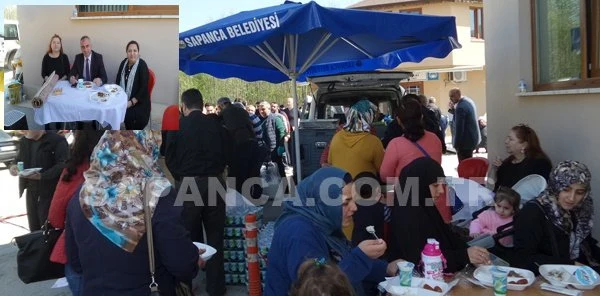 Anne ve Babasının Ruhu için Yemek Dağıttı
