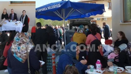 Anne ve Babasının Ruhu için Yemek Dağıttı