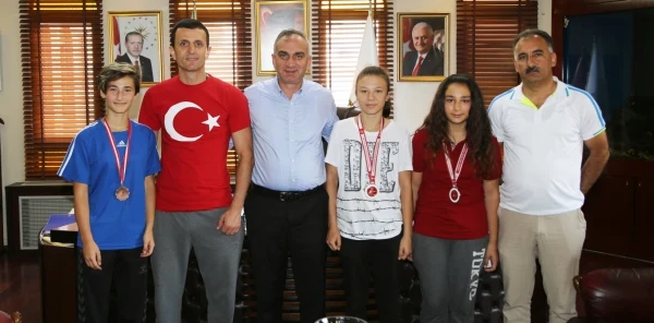 Başkan Yılmazer'den Başarılı Sporculara Hediye