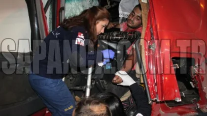 Tır Park Halindeki Kamyona Çarptı, Sürücüsü 2 Saat Süren Çalışmayla Kurtarıldı