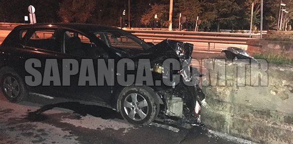 Otoyol Gişelerine Çarptı: 1 Yaralı