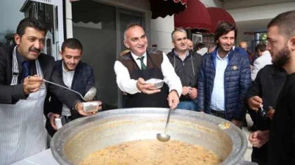 Başkan ve Dekan Kendi Elleriyle Aşure Dağıttı