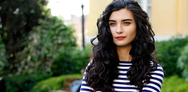 Tuba Büyüküstün'ün Sapanca'da Bir Villa Satın Aldığı İddia Edildi