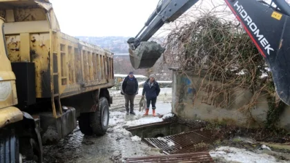 Yağmur Suyu Kanalları Temizleniyor