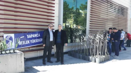 Öğrencilerden Çalışanlara Meyve Fidanı