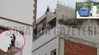 Paralarını Alamayan İşçiler Çatıya Çıktı