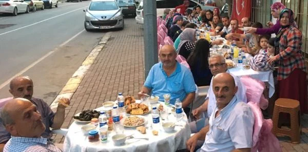 Komşular Sokak İftarında Buluştu