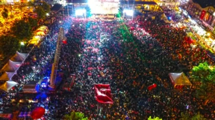 Binlerce Kişi Demokrasi Meydanında Toplandı