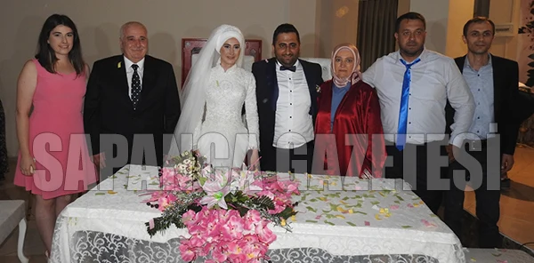 Hanne ve Mustafa Dünya Evine Girdi