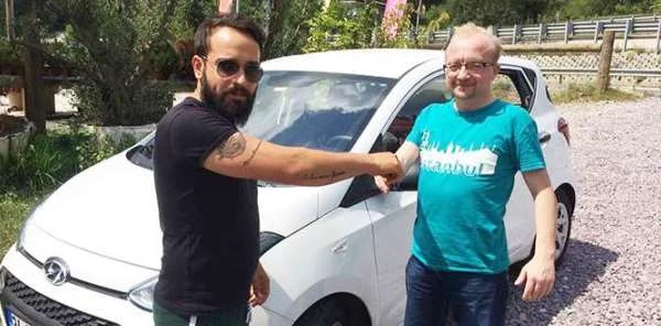 Kayıp Köpeğini Bulana Araba Hediye Etti