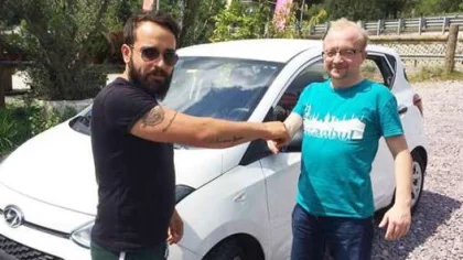 Kayıp Köpeğini Bulana Araba Hediye Etti