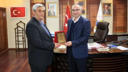 Emekli Olan Gevren'e Başkan'dan Plaket