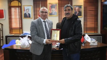 Yılmazer, Emekli Olan Köksöken'e Plaket Verdi