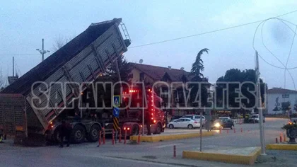 Tır Telleri Kopardı 4 Mahalle Elektriksiz Kaldı