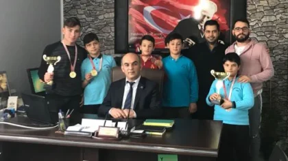 Mutluluklarını Müdürleriyle Paylaştılar