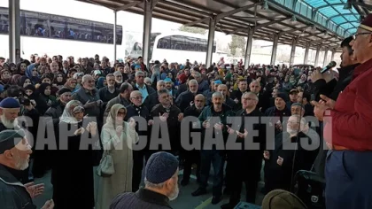Umre'ye Giden Kafile Dualarla Uğurlandı