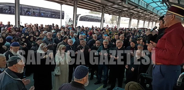 Umre'ye Giden Kafile Dualarla Uğurlandı
