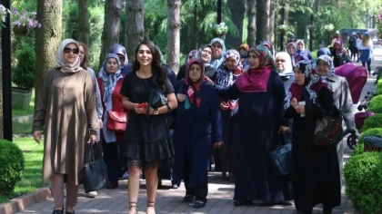 Annelere Sürpriz Kutlama