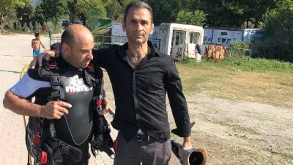 Protez Bacağını Gölde Düşürdü