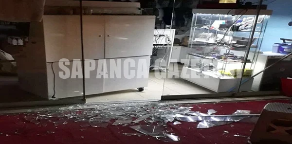 Sapanca Sahilinde Dükkan Camlarını Kırarak Zarar Verdiler