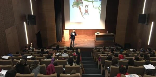 Yazar Solmaz Öğrenciler için Geldi