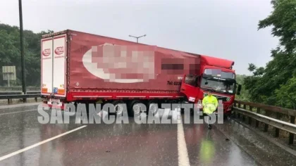 Sapanca TEM'de Tır Kazası: 1 Yaralı