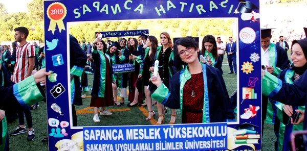 Sapanca Myo Mezunları Diplomalarını Törenle Aldı