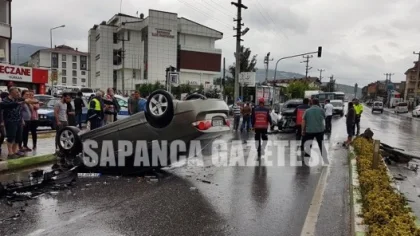 Sapanca İlçe Hastanesi Kavşağında Feci Kaza: 7 Yaralı