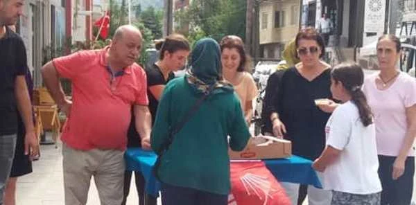 CHP Deprem Şehitleri için Helva Dağıttı