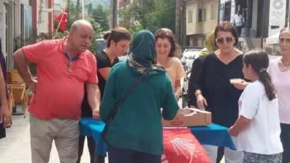 CHP Deprem Şehitleri için Helva Dağıttı