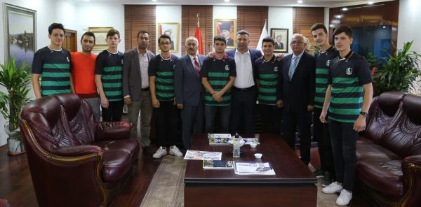 Başkan Özen'den Forma Hediyesi