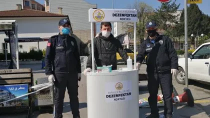 Belediye, Otobüs Duraklarında Maske Dağıttı