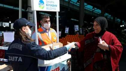 Büyükşehir Belediyesi Sapanca Pazar Yerinde Maske Dağıttı
