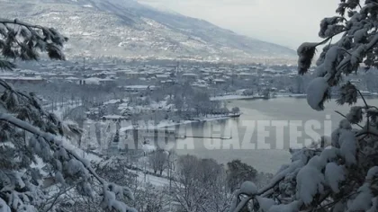 Yağan Kar Şehri Beyaz Gelinlik gibi Örtü