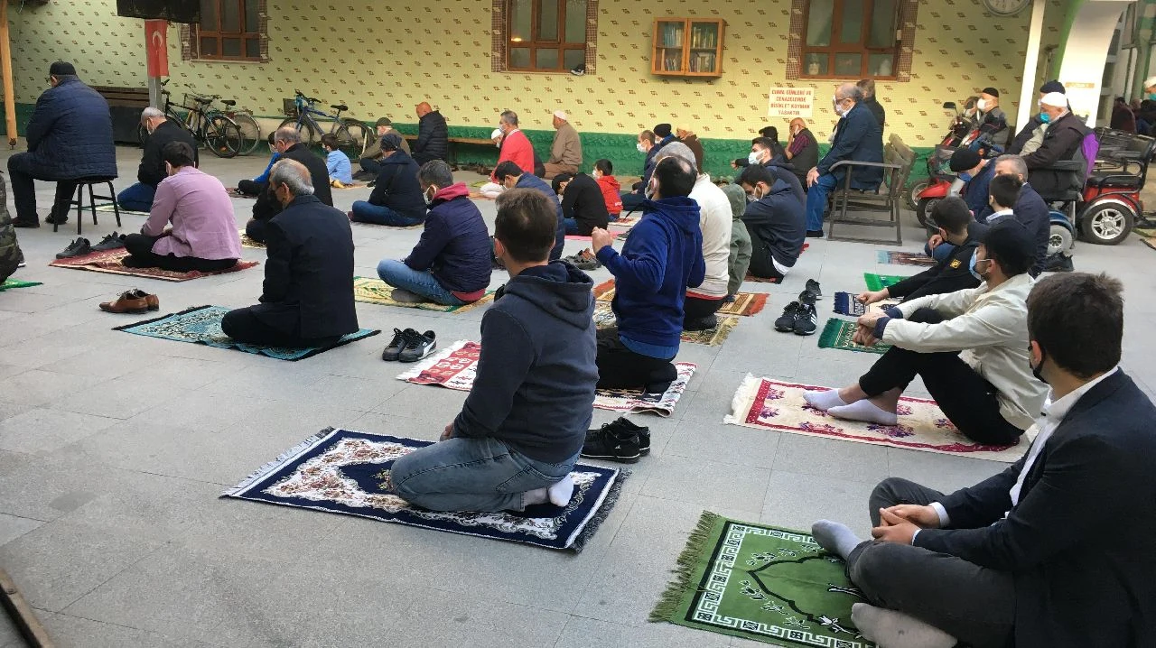 Sosyal Mesafe ve Maskeli Bayram Namazı