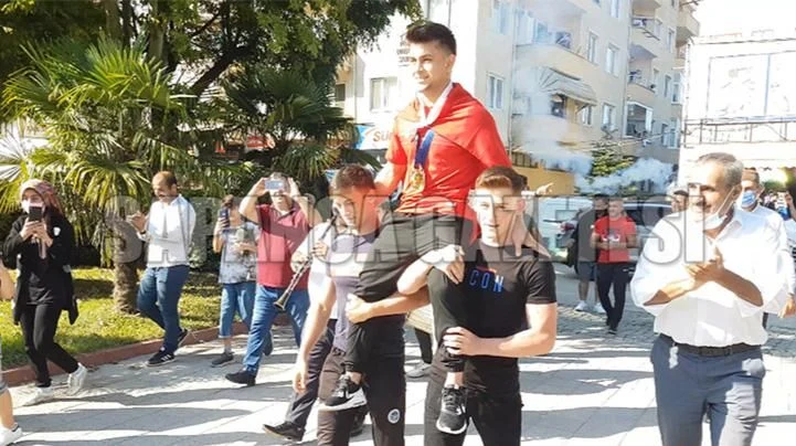 Dünya Şampiyonuna Davullu Zurnalı Karşılama