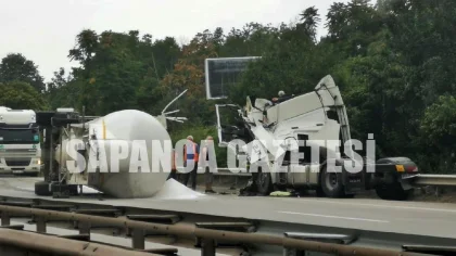 Sapanca'da Devrilen Tırın Sürücüsü Yaralandı