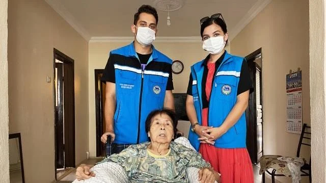 90 Yaşındaki Japon Kadının Elinden Belediye Tuttu
