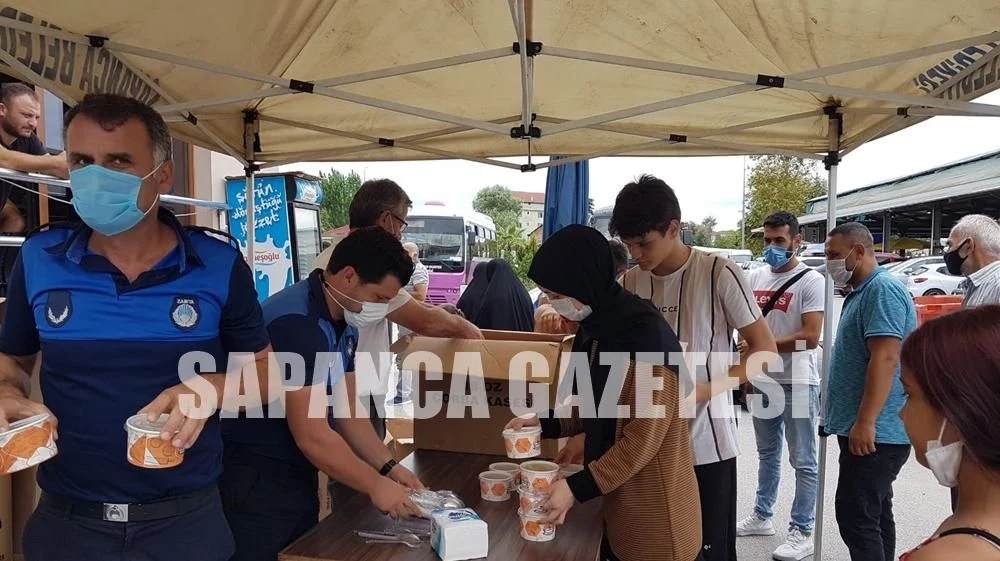 Belediye 8 Bin Adet Aşure Dağıttı