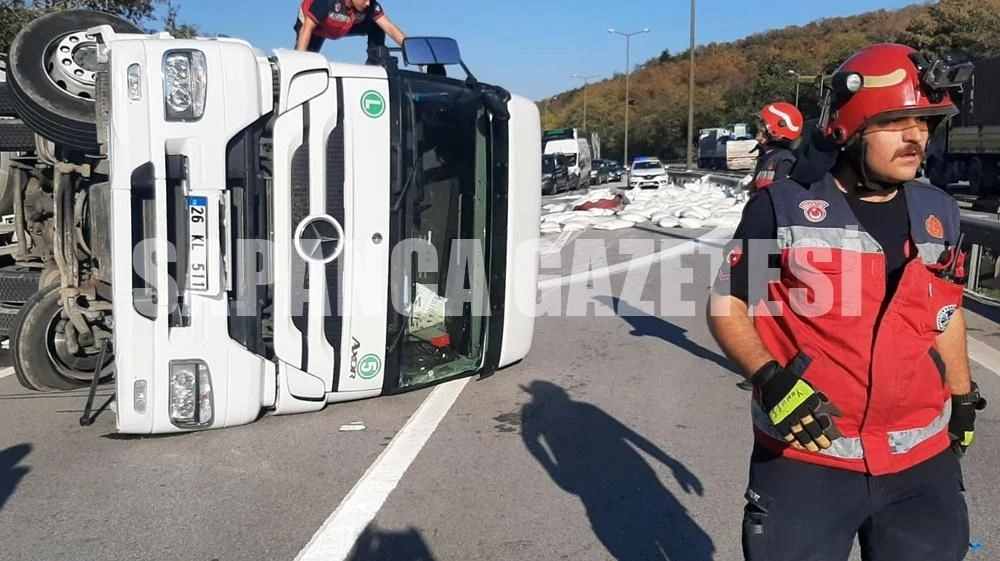 Tem Otoyolu'nda Tır Devrildi