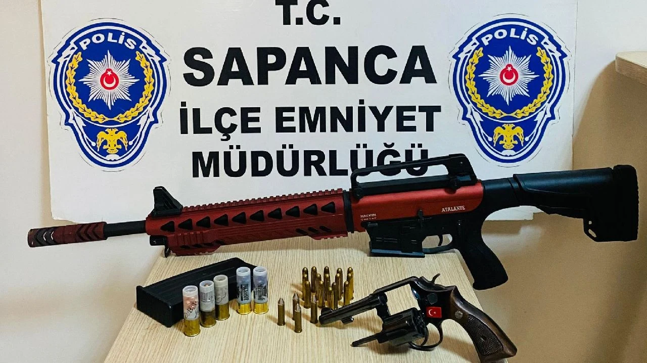 Ruhsatsız Tüfek ve Tabanca Ele Geçirildi