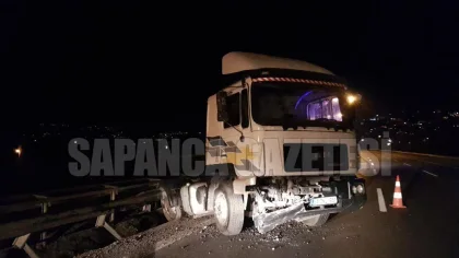 Bariyerleri Kıran Tır Refüje Düştü
