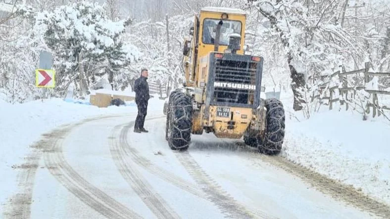 Sapanca'da Kar ve Buzlanmaya Karşı Çalışmalar Sürüyor