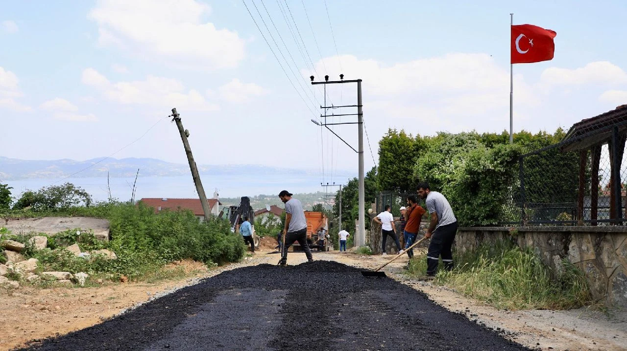 Sapanca Mahmudiye'ye Güçlü Altyapı ve 200 Ton Asfalt