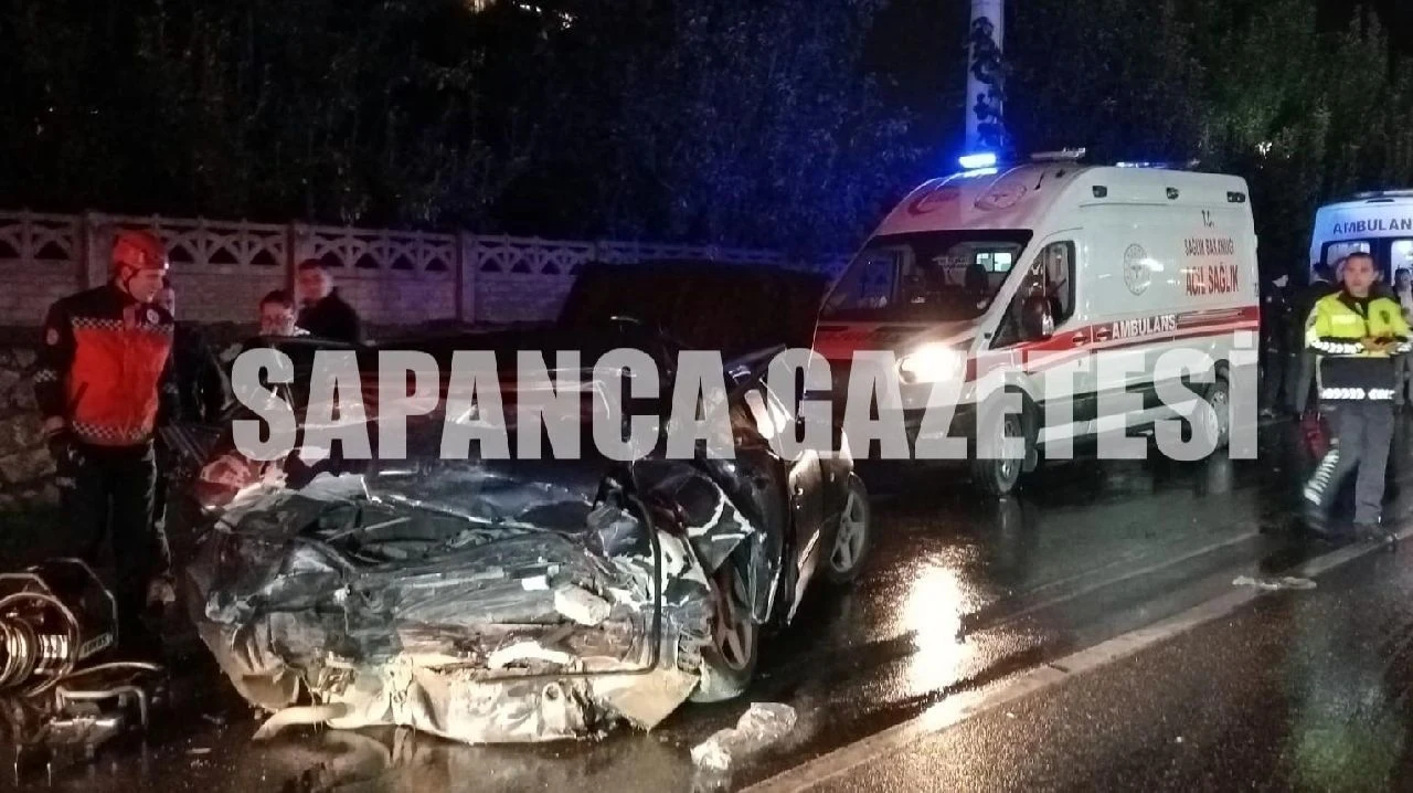 Sapanca'da 3 Otomobil Çarpıştı: 4 Yaralı