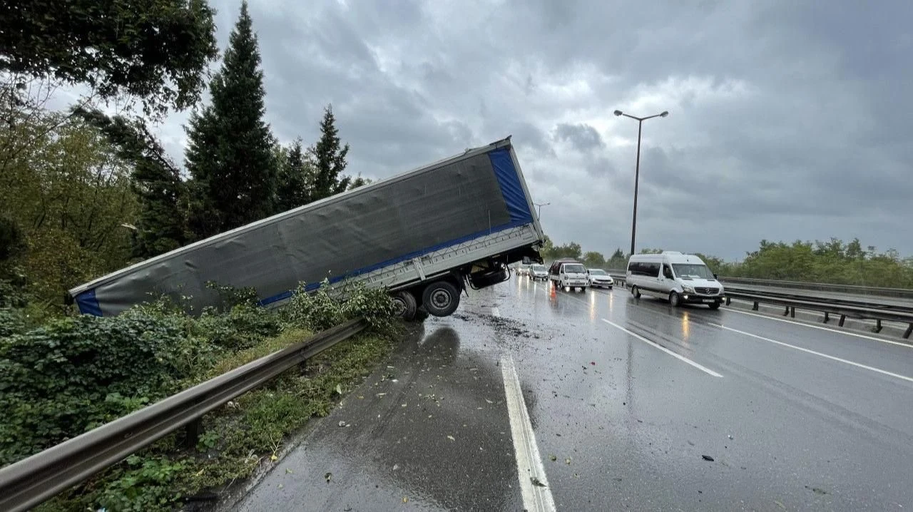 Tem Otoyolunda Trafiği Kilitleyen Kaza