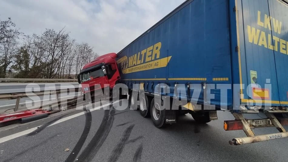 Otoyolda Makaslayan Tır Bariyerlere Çarptı: 1 Yaralı