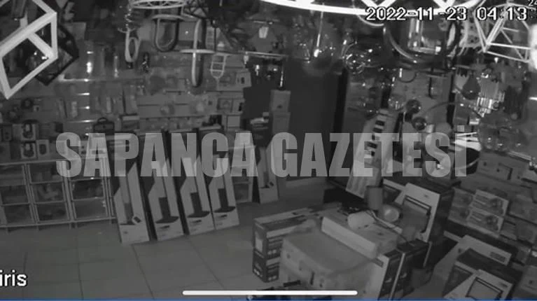 Sapanca'da Deprem Anı Güvenlik Kamerasına Yansıdı